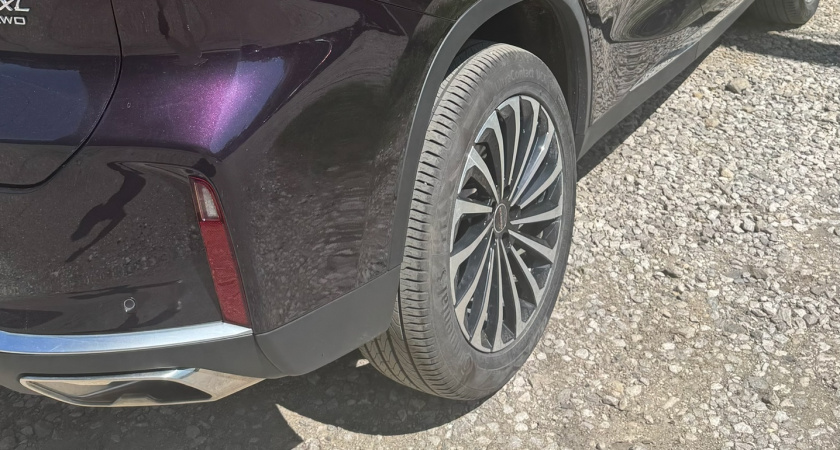 Зачем на задних крыльях современных автомобилей появляются выступы: аэродинамика или дизайн?