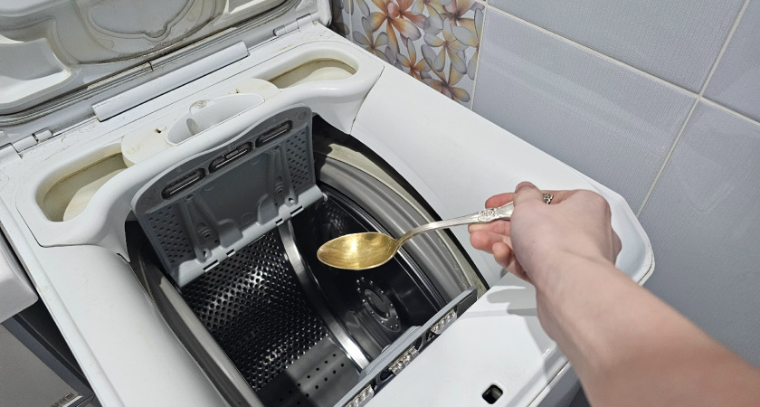 Всегда кладу ложку в барабан стиралки — теперь стирка чище, а полотенца как новые