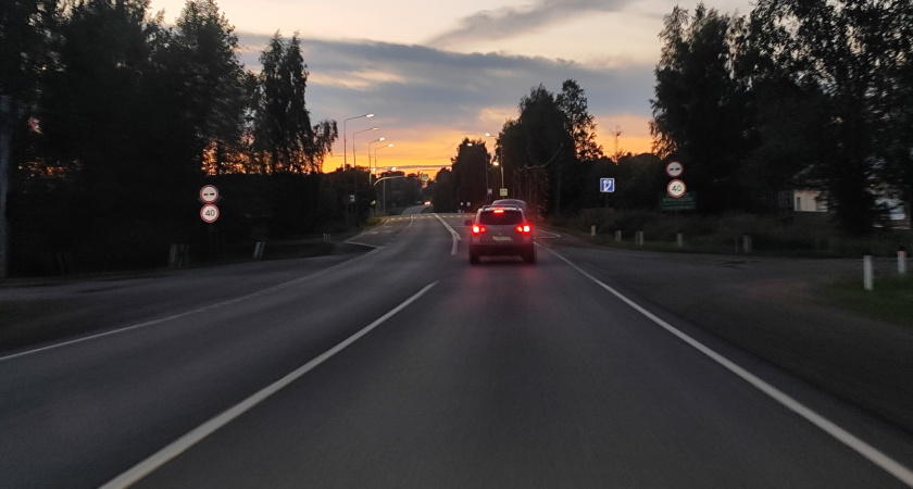 Стою в правом ряду, нужно ехать прямо, но стрелка загорелась только "направо". Что делать?