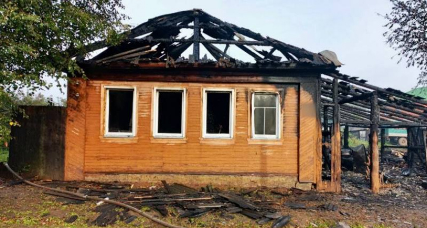 В Кировской области два человека погибли в горящем доме