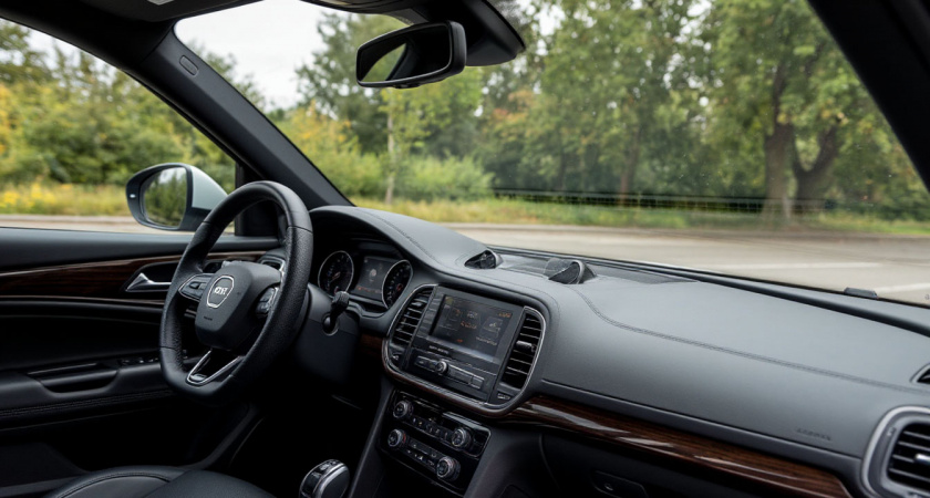 Для чего нужен датчик солнечного света на панели приборов и почему его нельзя закрывать