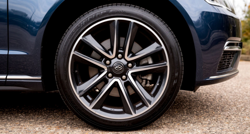 Почему нельзя проверять давление в шинах после поездки: главная ошибка водителей