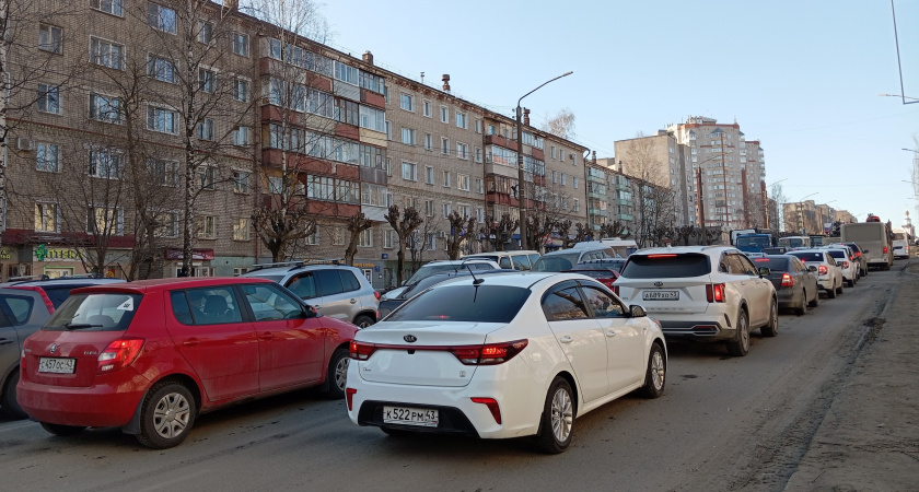 Обгон справа: законно или нет? Объясняем на примерах из ПДД