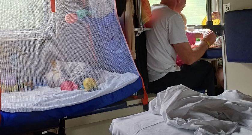 Я просто хотел поспать перед работой: в 5 утра ребенок с соседней полки разбудил весь вагон