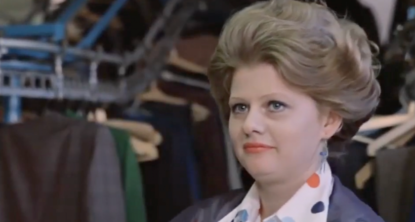 Никто не обращает внимания на эту важную деталь: почему Людмила же из «Москва слезам не верит» не пригласила на вечеринку Тосю и Николая