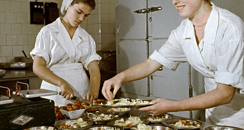 Самый нелепый советский салат, рецепт которого я нашла в книге от 1954 года