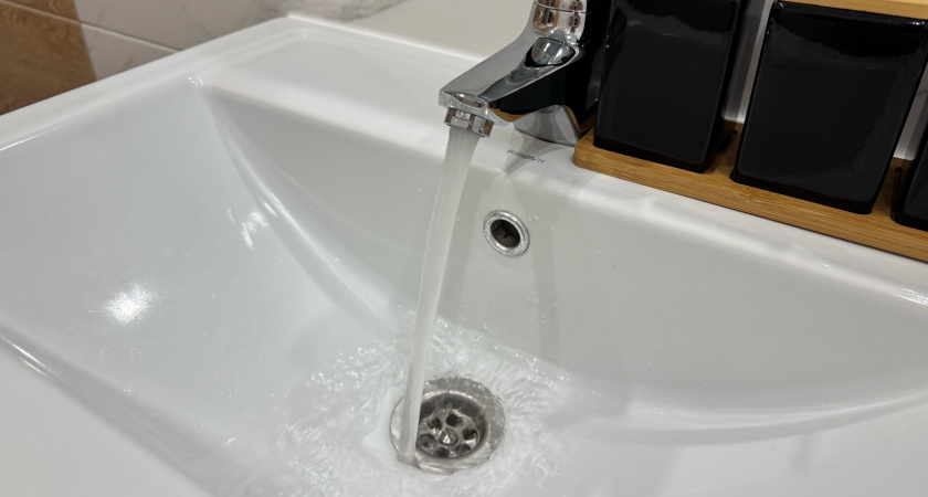 Сантехник раскрыл секрет: 1 ложка в слив — и любой засор исчезает за 5 минут