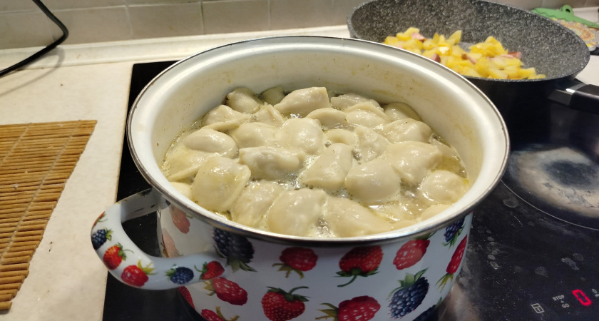 Почему нельзя опускать пельмени в кипящую воду