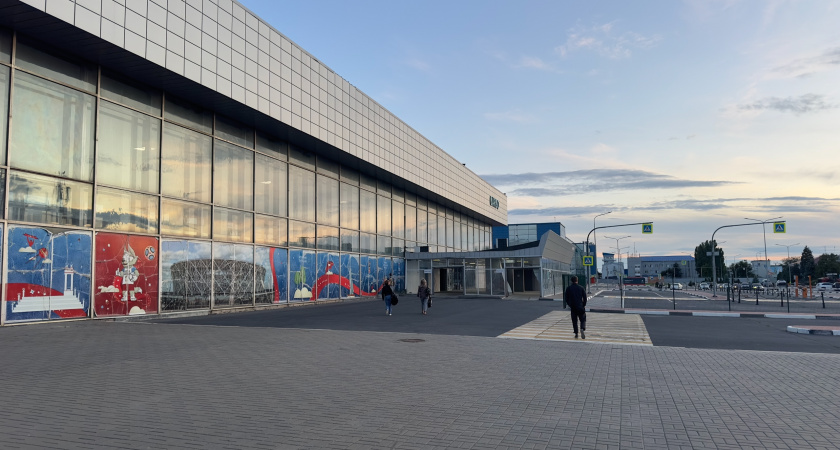 «Голодным не останешься, но кошелёк похудеет»: честный обзор цен на еду в аэропортах Москвы