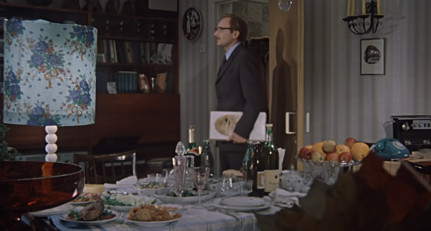 Знак незамужней: почему в образах одиноких героинь советского кино всегда присутствует этот элемент