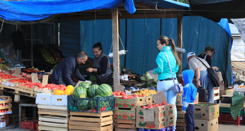 Супермаркет на колесах: сколько стоят продукты в автолавке, которая приезжает раз в неделю в глухие деревни
