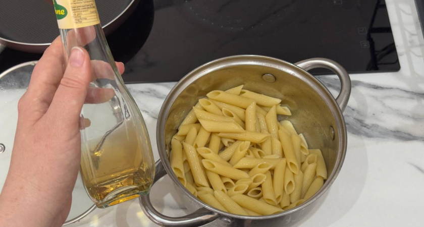 Почему хорошие хозяйки всегда добавляют в воду для макарон 3 капли уксуса: гениальный лайфхак