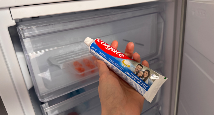 Кладу зубную пасту в морозилку: такой лайфхак решает надоевшую проблему на кухне