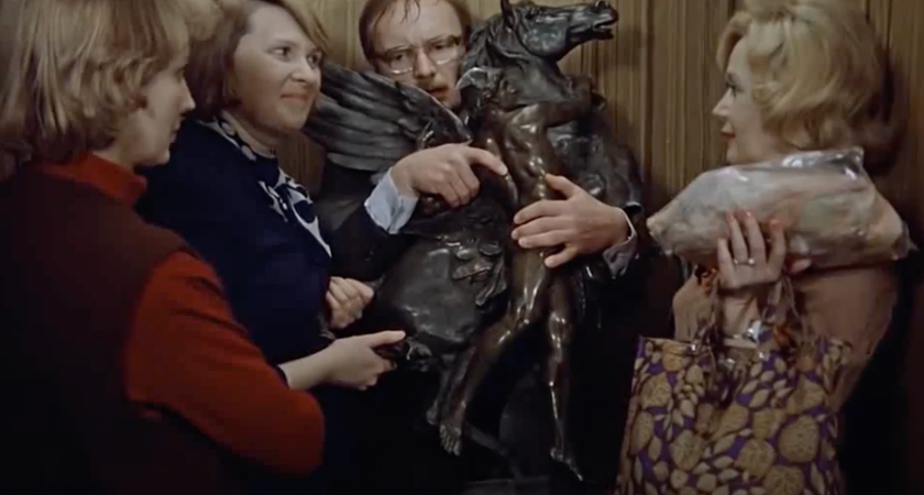 «Сейчас это стыдно дарить»: 7 советских подарков, которые тогда сводили с ума, а сегодня вызывают смех