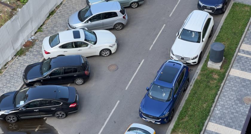 Секрет, который знают только бывалые водители: зачем на парковке выворачивать колеса в сторону бордюра