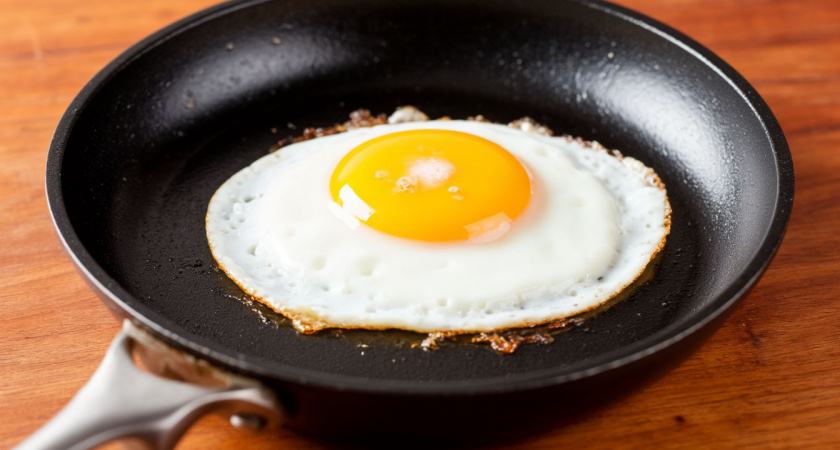 Яичница получится идеальной, если масло заменить этим: простой лайфхак, который изменит все