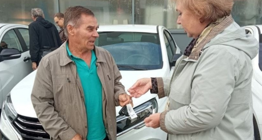 Травмированные на производстве жители Кировской области получили ключи от машин