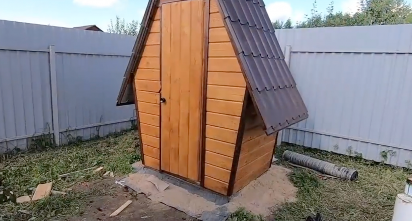 Как убрать запах в дачном туалете раз и навсегда: 3 рабочих способа, которые решат проблему