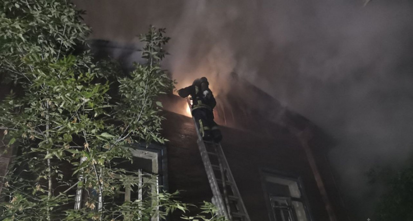 Двухэтажный дом заполыхал ночью в центре Кирова