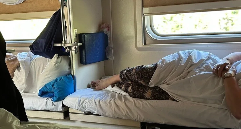 Головой к проходу или к окну: эксперт раскрыл самый безопасный способ спать в плацкарте