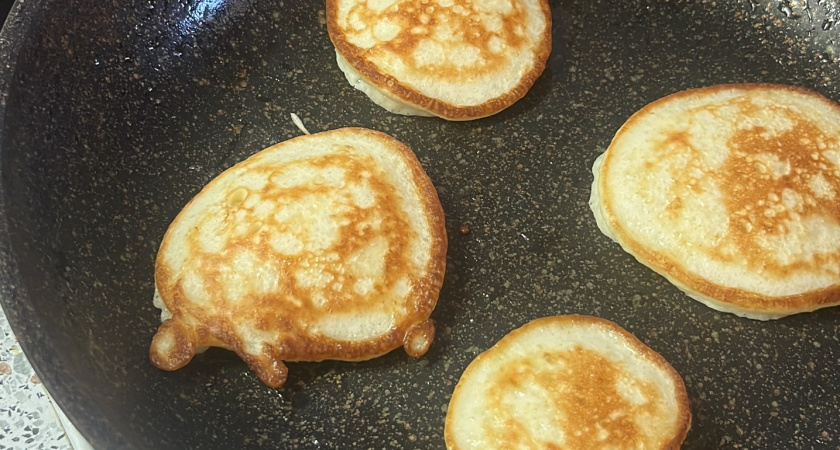 Даже если захотите, не получатся плоскими: 3 нестандартных совета для идеально высоких оладий, которые не осядут