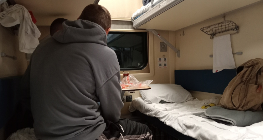 Вонючая еда в купе была еще не самым страшным: какой сюрприз приготовил нам попутчик