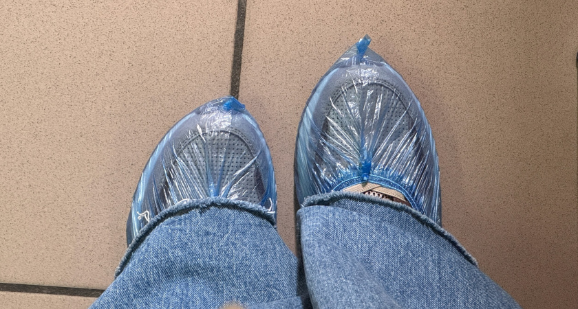 В поликлинику не пустили без бахил: законно ли это требование - разъясняет юрист