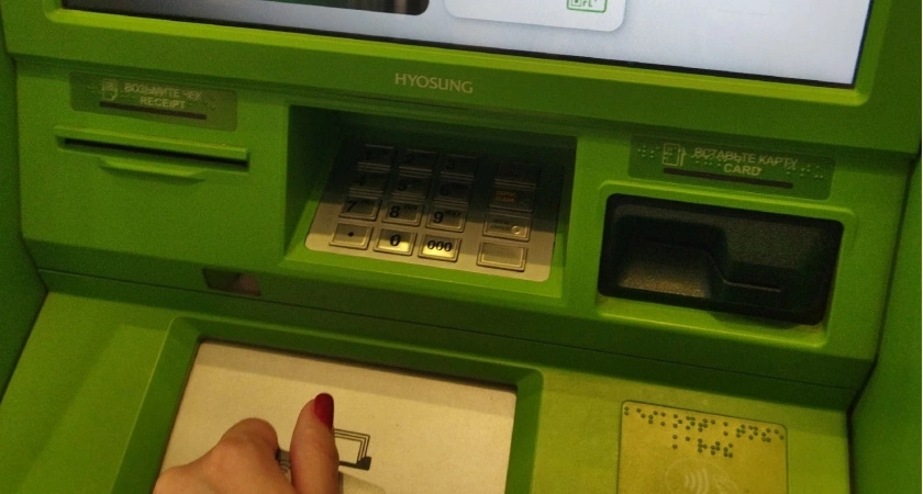 Каждый раз вы рискуете своими деньгами: 8 ошибок в банкомате, которые совершает каждый второй