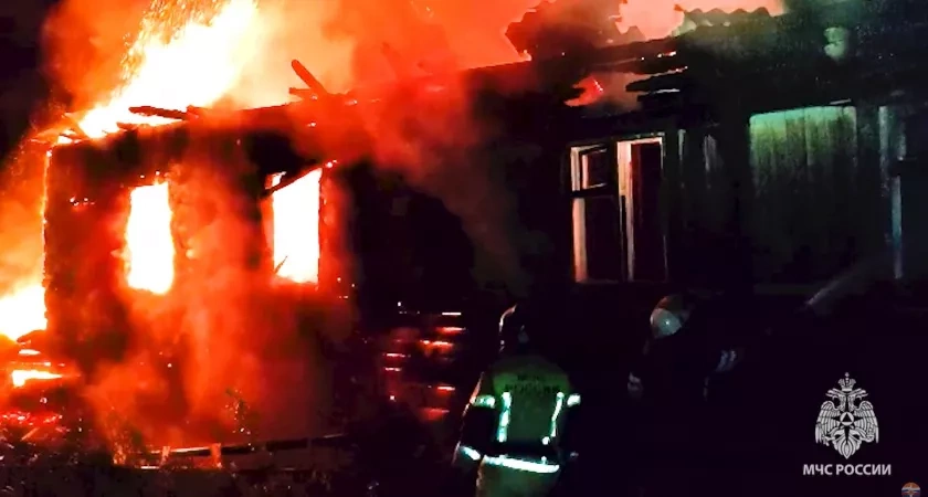 В Кировской области сгорели балкон, хозпостройка и жилой дом за сутки