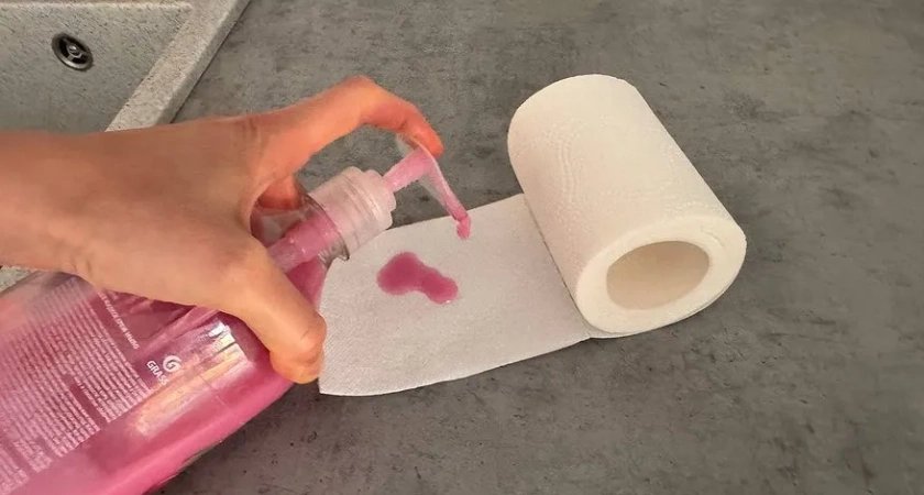 «Узнала только в 50 лет»: простой трюк с жидким мылом и бумагой, который заменяет влажные салфетки