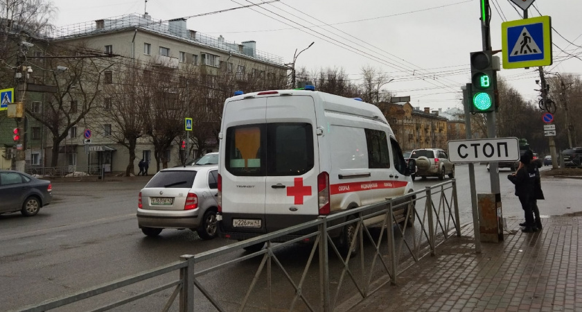 В Кирове мужчина попал под машину, у которой внезапно запустился двигатель