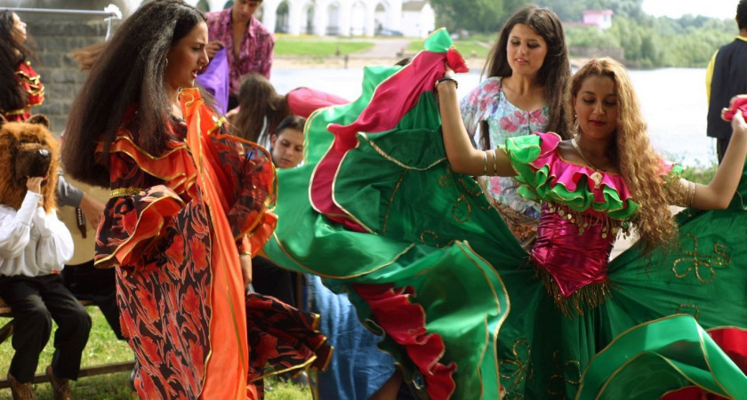 Почему цыганки носят по 10 длинных юбок и что прячут под ними?