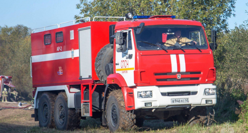 В Кирове горел гаражный кооператив, а в Вятских Полянах – автомобиль