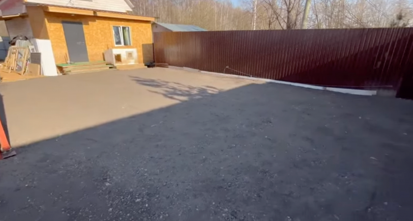 Залил площадку перед воротами в 2 раза дешевле асфальта: показываю 2 рабочих способа