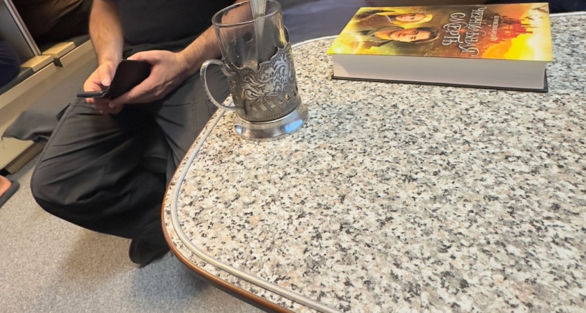 «Поезда РЖД - лучшее, что я видел»: американец проехался в плацкарте и теперь ему стыдно за транспорт в США. Вот что его удивило