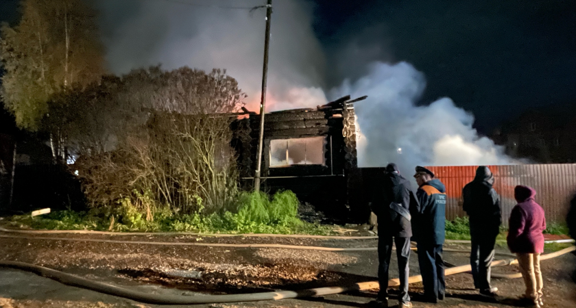 "Сначала был хлопок, а потом поднялся огромный столб дыма": чепчане стали свидетелями мощного пожара на улице Чепецкой