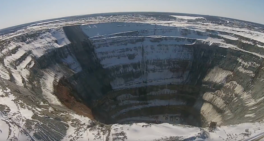 Город Мирный и алмазная бездна: как живут люди по соседству с огромной дырой - карьер даже из космоса видно
