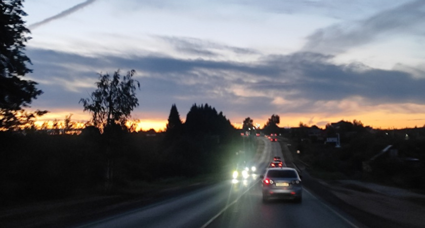 Встречка с дальним светом не страшна: дальнобойщик раскрыл секреты ночных поездок, о которых не знают обычные водители