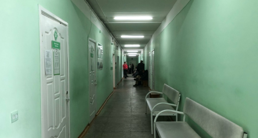 В СССР медсестра в роддоме «пошутила» и поменяла детей: вот что сделали семьи, когда узнали правду