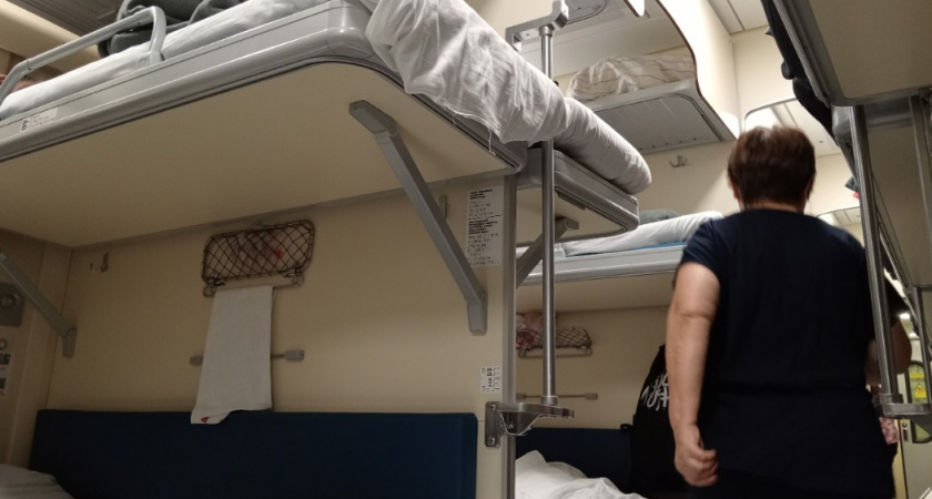 "Две России в одном поезде": проводница 12 лет работает в РЖД и рассказала, что видит каждый день. Споры за полку - лишь вершина айсберга 