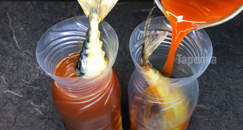 Скумбрия в бутылке, как копченая: кладу тушку в бутылку и заливаю маринадом - никакой химии, только натуральные продукты