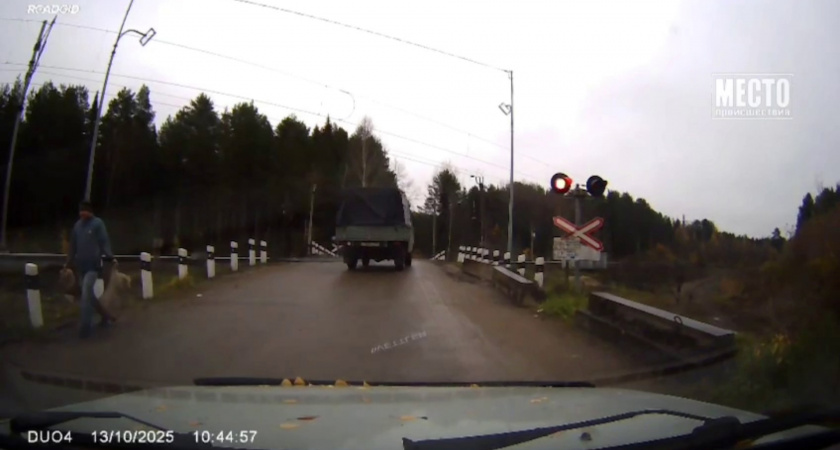 15 секунд до смерти: у Кирово-Чепецка УАЗ вылетел на переезд прямо перед поездом