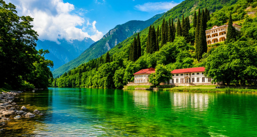 "После сезона сидят и в ус не дуют: сколько на самом деле получают абхазы - все не так радужно