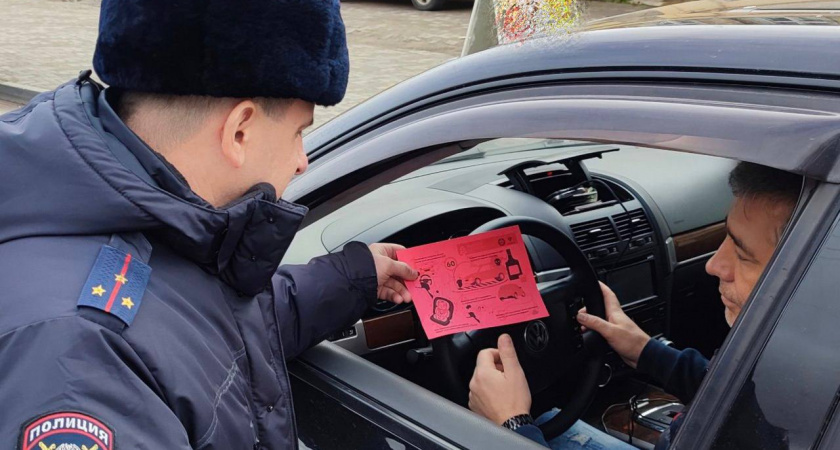 Автоюрист объяснил, какие 3 документа никогда не надо показывать инспектору ГАИ, даже если он попросит