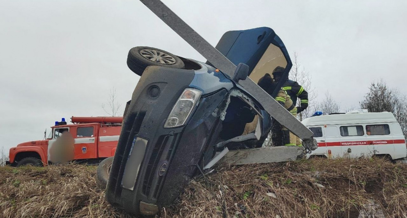 В Ленинском легковушка влетела крышей в столб после столкновения, есть погибшая