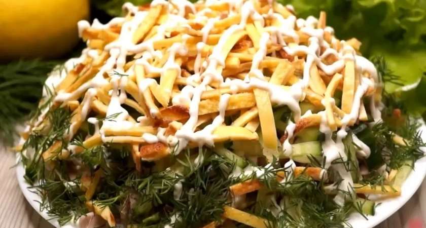 Салат «Соломка» — любимое блюдо Огненной Лошади на Новый год — вкуснее популярного «Мимозы», «Шубы» и «Оливье»
