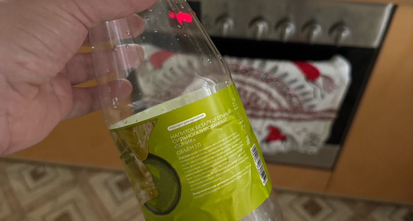 Бутылку надеваю на руку и радуюсь своей смекалке: хоть домашние хихикают, эффект обалденный