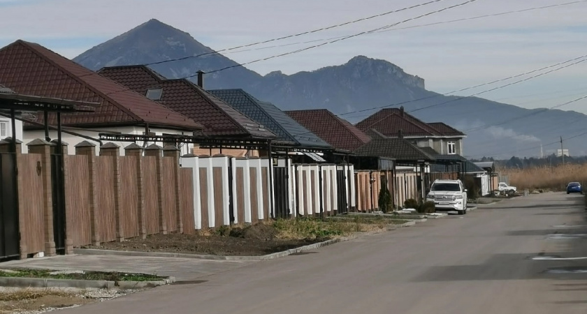 Почему нельзя асфальтировать двор перед домом: в США уже давно запретили, а мы делаем и радуемся