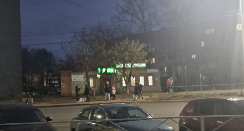 "Вывез ларек, павильон и даже плитку": в Чепецке предприниматель вместе со своим киоском демонтировал остановку 