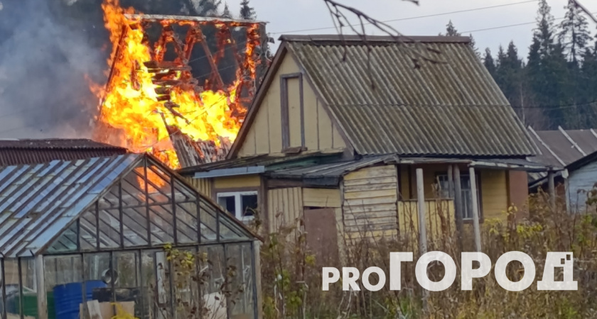 В Кирово-Чепецке 16 человек тушили пожар в садовом доме